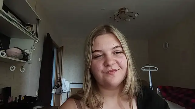 TypicalWoman webcam