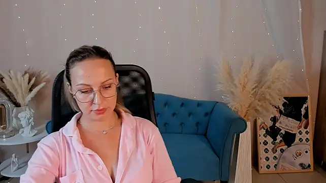 Charlotte_Hudson live cam on StripChat