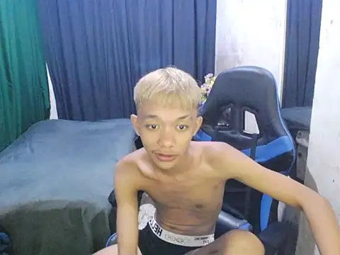 innocentfucker (M twink) - get naked!!!