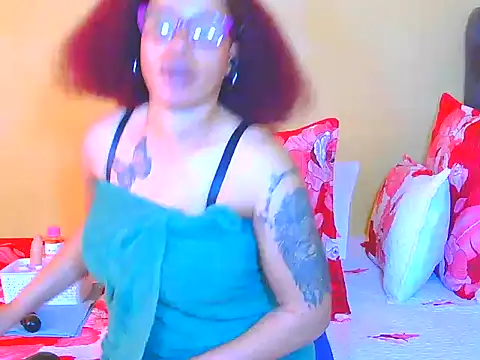 Suzzy_Q live cam on StripChat