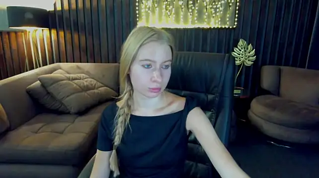 Alina_Blonde live cam on StripChat