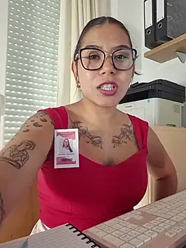 susana_castle (F young) - Blow job on the office