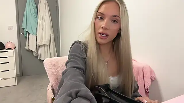 Naughtyblondex webcam
