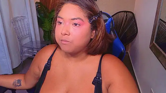 Kenya--Buhle live cam on StripChat