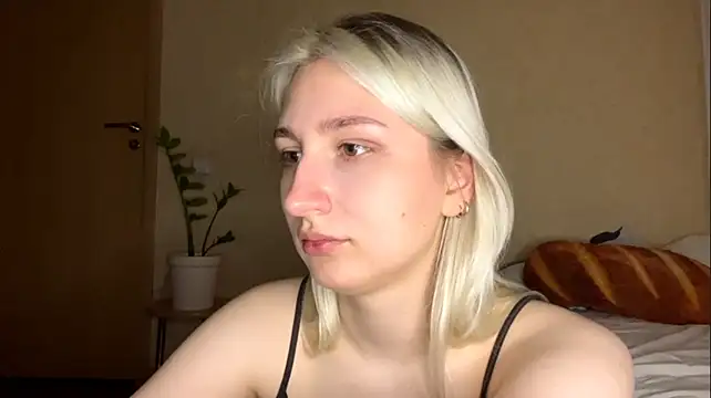 LishaNuding live cam on StripChat