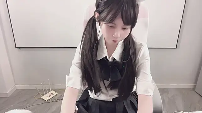 jiujiu7788 (F teen) - 当众脱光,塞震动棒和肛塞