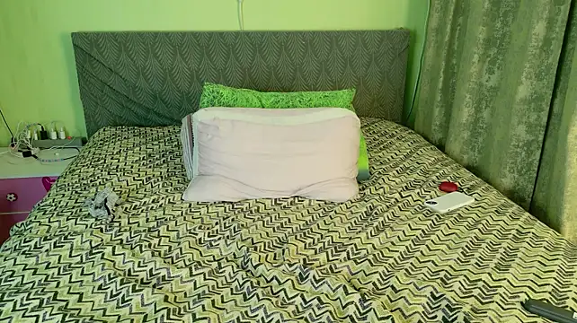 Kira_Miler webcam