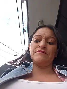 sammy_30- (G milf) - Off my Bra in public flash bubis