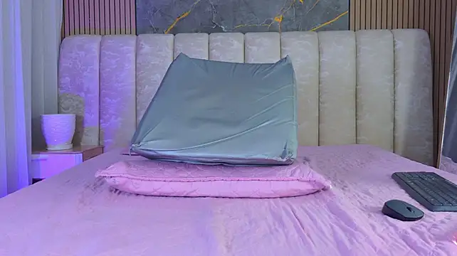 mia_scot webcam