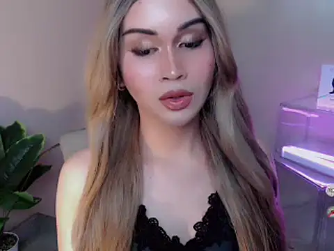 AlodiaOfCums live cam on StripChat