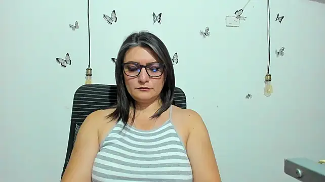 Amie_Adams82_
