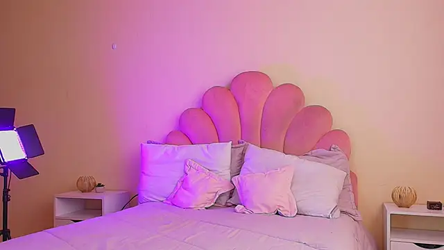 MiaColucci18 webcam