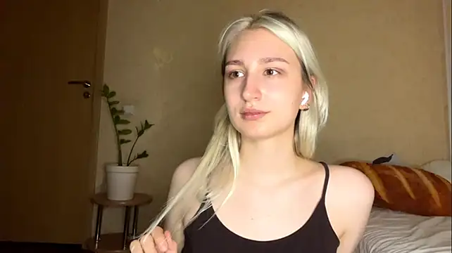 LishaNuding live cam on StripChat