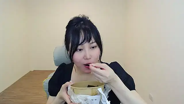 lingeringvoice live webcam