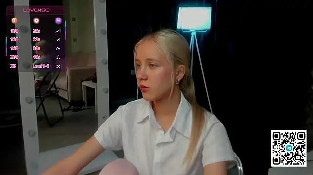 Anellyball live cam on StripChat