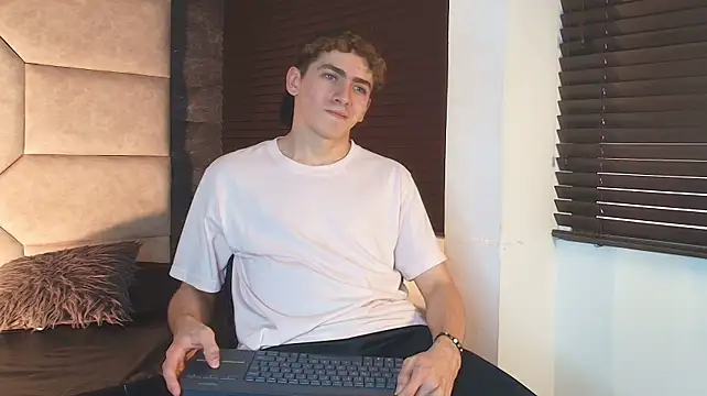 Tyler_Mcrey live cam on StripChat
