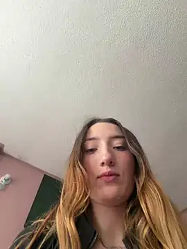 Valery_Salmons live room snapshot on Stripchat