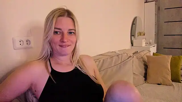 THE_GOLDEN_WOMAN live cam on StripChat