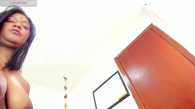 LadyNahir webcam