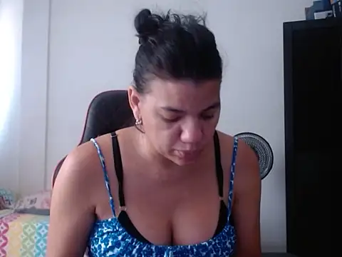 Adriana_0312 live cam on StripChat