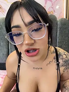 nicole-cooper live cam on StripChat