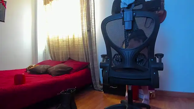 GiaRoussel live cam on StripChat