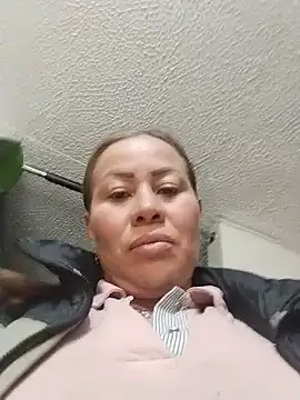 LaraCaliente live cam on StripChat