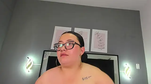 zoe_curvyy webcam