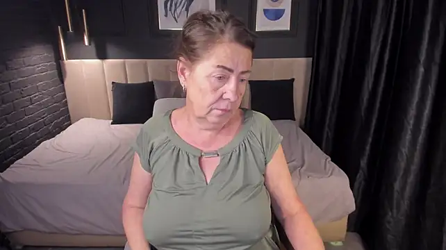 lindapassionate (F mature) - spank on bare bottom 5 times