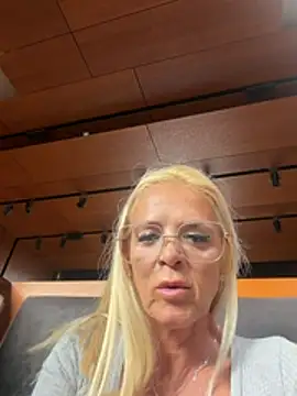 reyna63 (F mature) - FINGERS IN PUSSY UNDER THE TABLE HERE