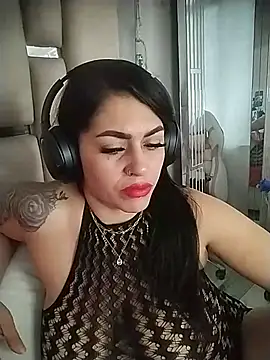 chelaqueen_ live cam on StripChat