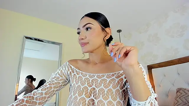 IRISCLARK1 live cam on StripChat