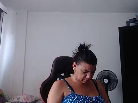 adriana_0312 (F milf) - Shake  boobs naked