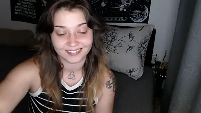 AlienforTwenty live cam on StripChat
