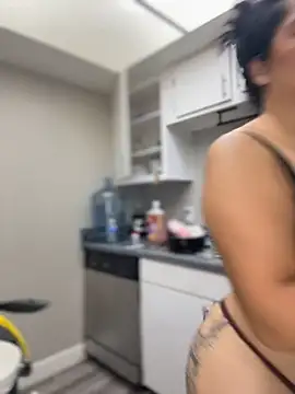 latina_curvy22 live cam on StripChat