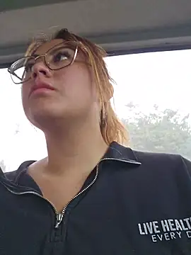 mari-98 (F teen) - Show tits public park