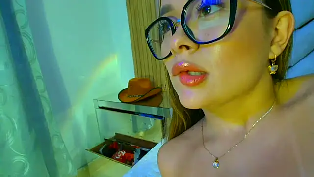Natalyefoster live cam on StripChat