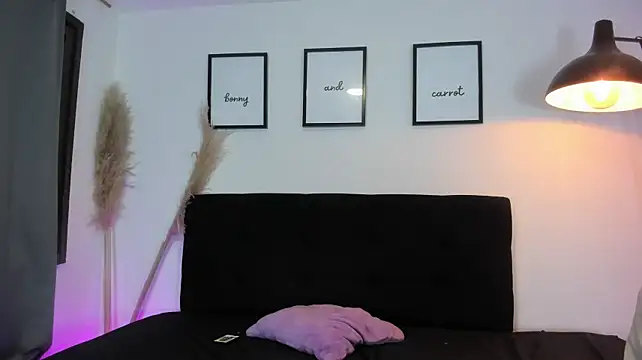 Bonny_and_carrot