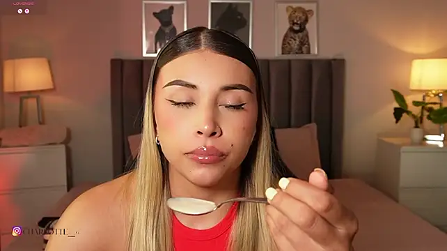 charlotte__grey live cam on StripChat