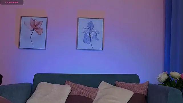 IrisBloommm live cam on StripChat