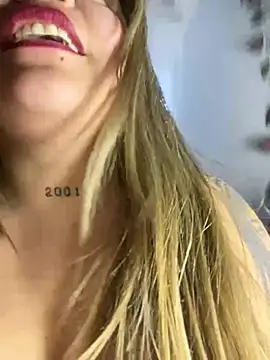 Lindalatina2001 live cam on StripChat