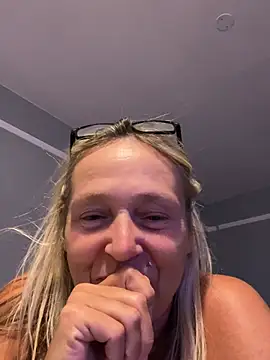 Blondnboujee53 webcam