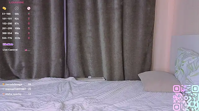 LitellyBella live cam on StripChat