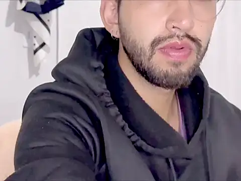 thomass1018 live cam on StripChat