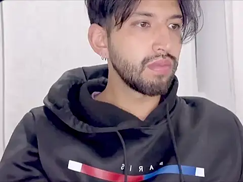 thomass1018 live cam on StripChat