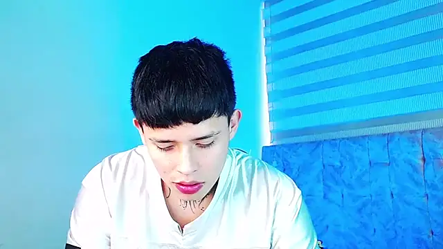 _justinmoon2 live cam on StripChat