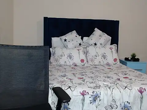 queenmandyy (F young) - RIDE A DILDO AND CUM🍑🍆💦