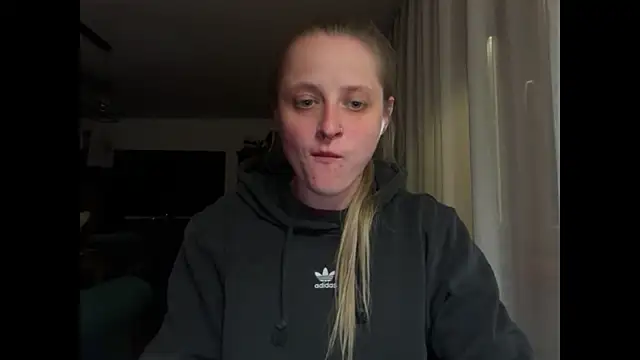 LeaWetGirl live cam on StripChat