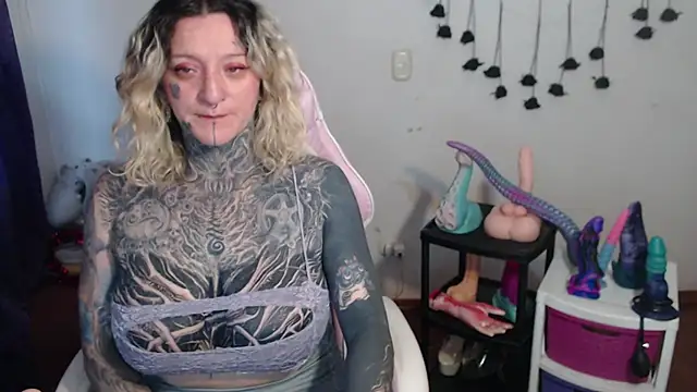 SLOPPYTITSS live cam on StripChat