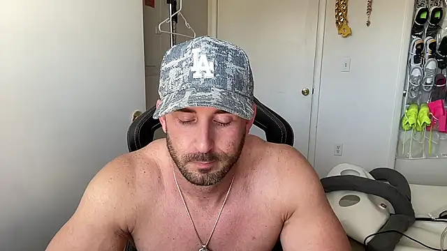 brettmycles28 live cam on StripChat